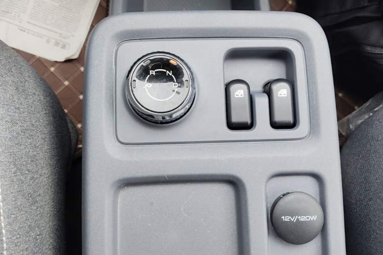 Used Wuling Yangguang 2024 300km Range Practical Window-Sealed Version 75kW Gear Lever