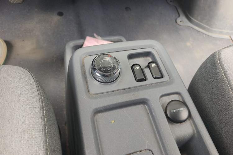 Used Wuling Yangguang 2024 300km Comfort Version with Sealed Windows 60kW Gear Lever