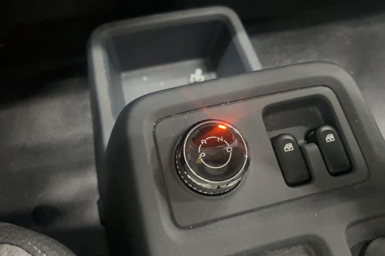 Used Wuling Yangguang 2024 300KM Comfort Version Passenger Van 75kW Gear Lever