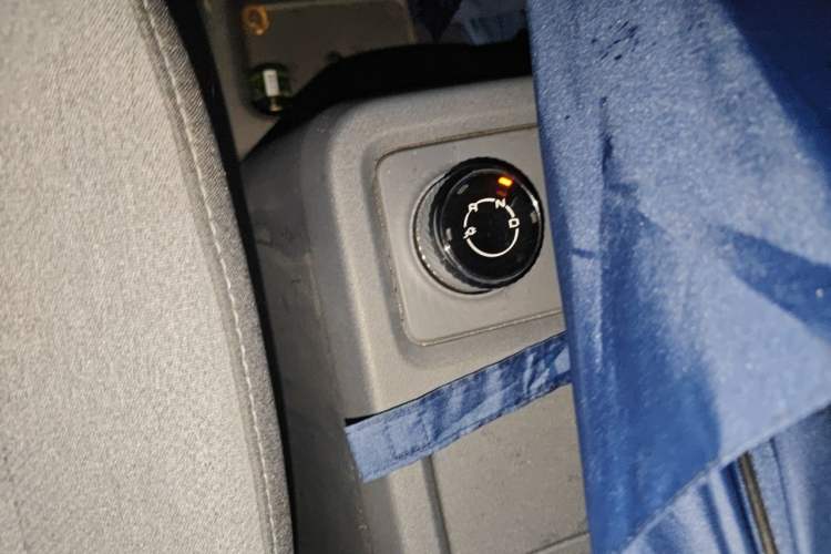 Used Wuling Yangguang 2024 300KM Comfort Version Passenger Van 75kW Gear Lever