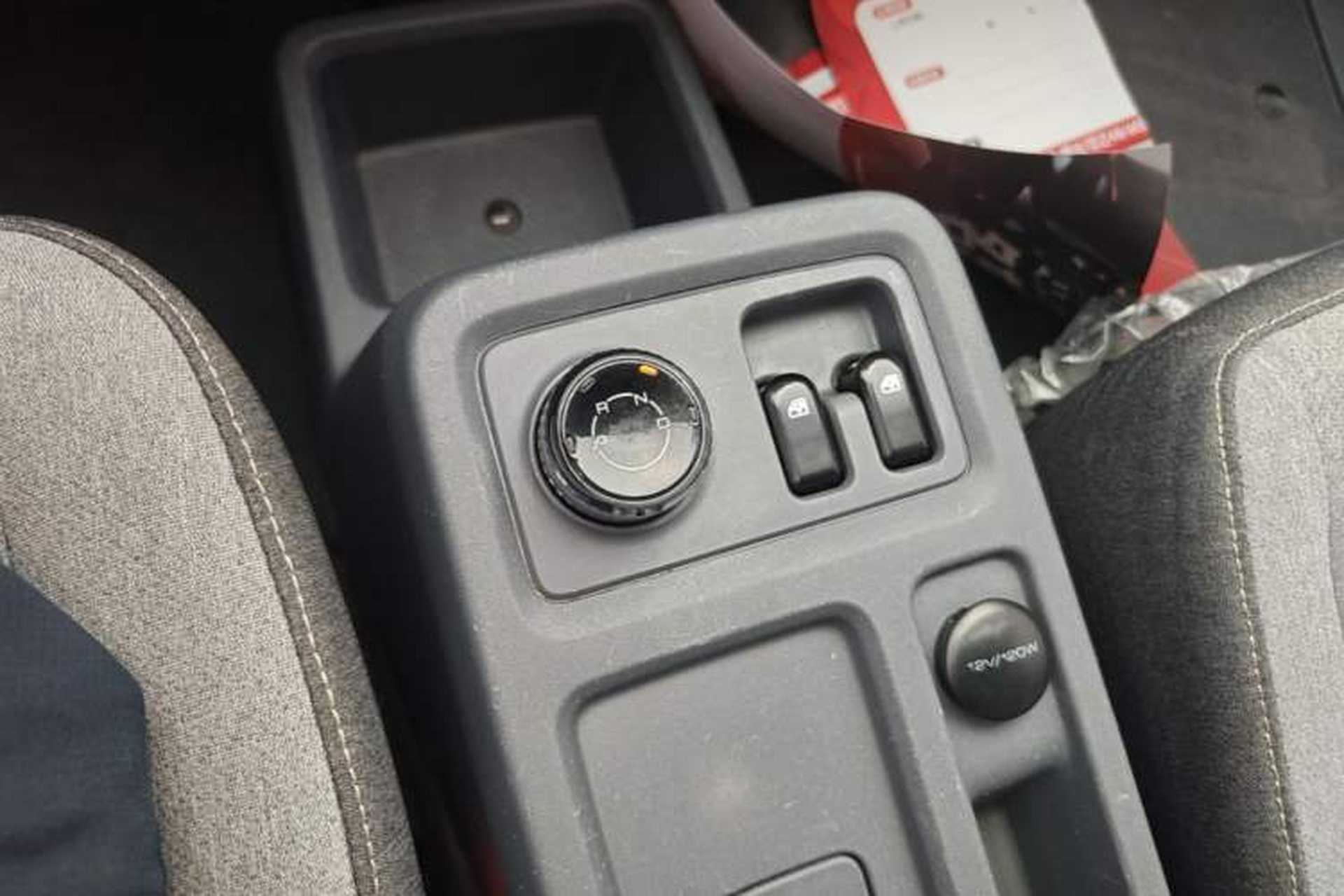 Used Wuling Yangguang 2024 230km Practical Enclosed-Window Version 60kW Gear Lever