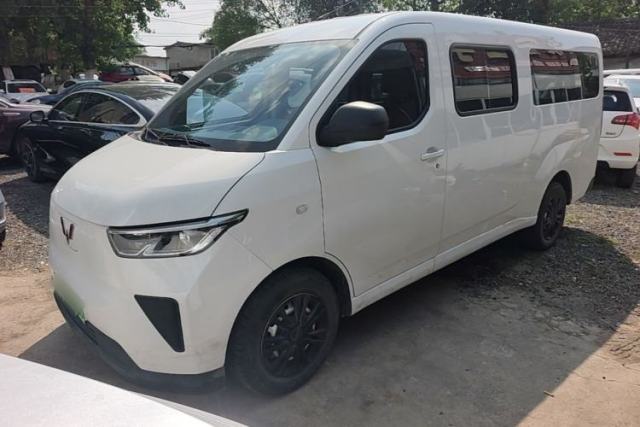 Used Wuling Yangguang 2024 300KM Comfort Version Passenger Van 75kW