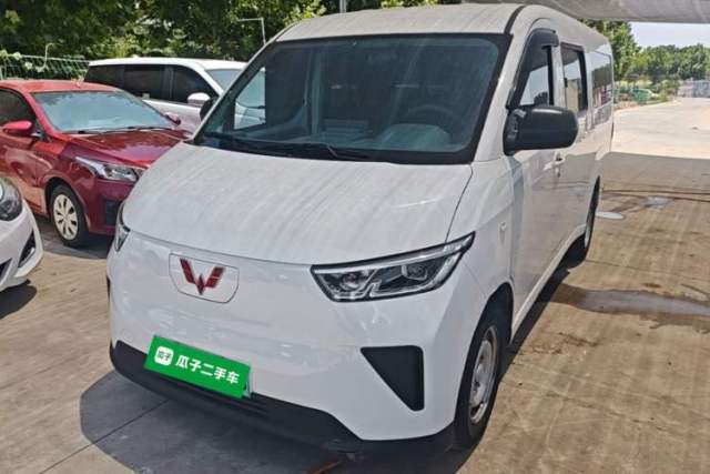 Used Wuling Yangguang 2024 300KM Comfort Version Passenger Van 75kW