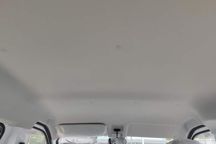 Used Wuling Yangguang 2024 300KM Comfort Version Passenger Van 75kW Headliner