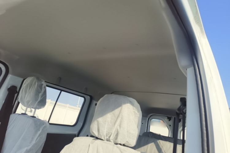 Used Wuling Yangguang 2024 300KM Comfort Version Passenger Van 75kW Headliner