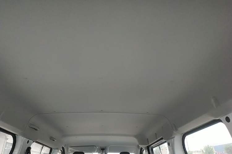Used Wuling Yangguang 2024 300KM Comfort Version Passenger Van 75kW Headliner