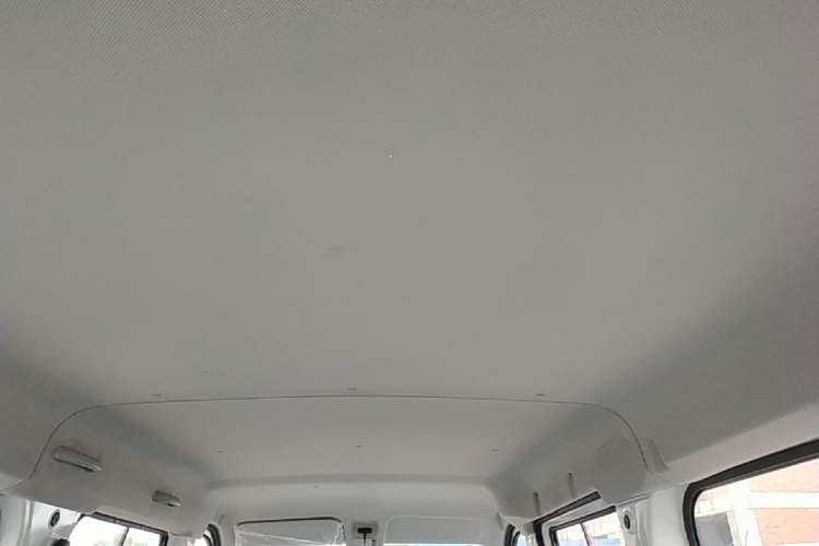 Used Wuling Yangguang 2024 300KM Comfort Version Passenger Van 75kW Headliner