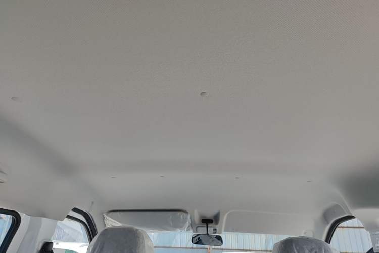 Used Wuling Yangguang 2024 300KM Comfort Version Passenger Van 75kW Headliner