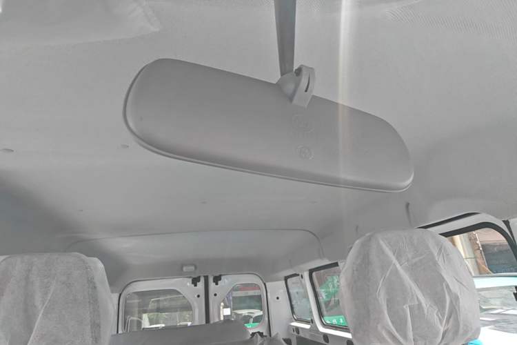 Used Wuling Yangguang 2024 300KM Comfort Version Passenger Van 75kW Headliner