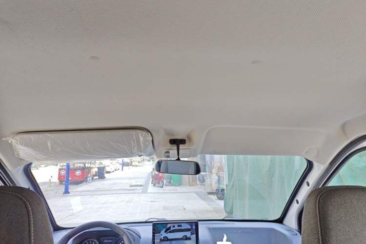 Used Wuling Yangguang 2024 300KM Comfort Version Passenger Van 75kW Headliner