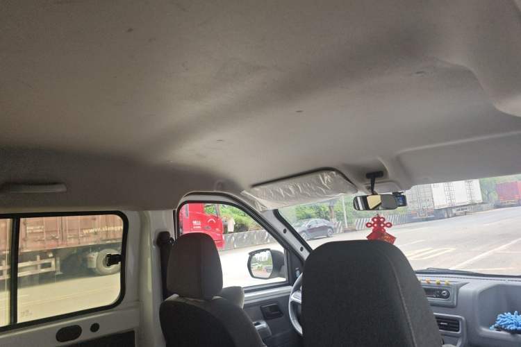 Used Wuling Yangguang 2024 300km Comfort-Grade Passenger Van 60kW Headliner