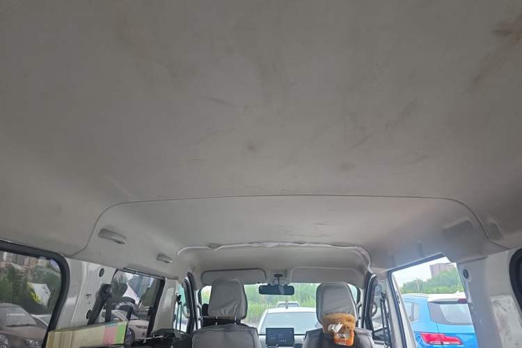 Used Wuling Yangguang 2024 300KM Comfort Version Passenger Van 75kW Headliner