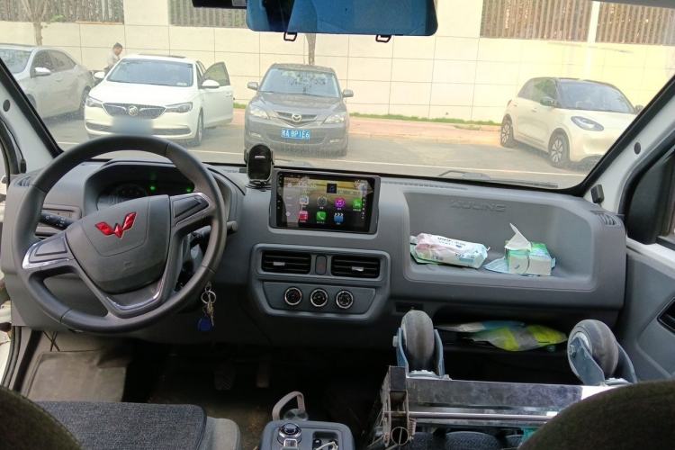 Used Wuling Yangguang 2024 300KM Comfort Version Passenger Van 75kW Headliner