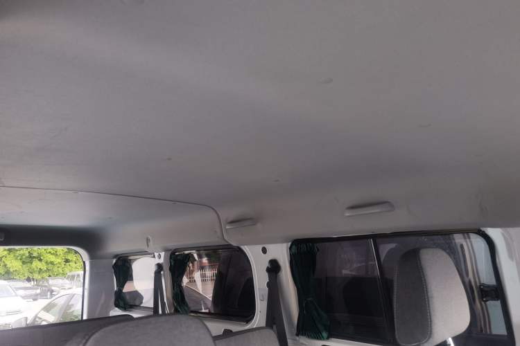 Used Wuling Yangguang 2024 300KM Comfort Version Passenger Van 75kW Headliner