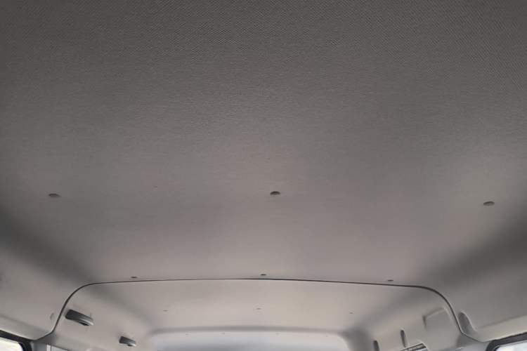 Used Wuling Yangguang 2024 300KM Comfort Version Passenger Van 75kW Headliner