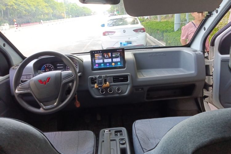 Used Wuling Yangguang 2024 300km Comfort-Grade Passenger Van 60kW Headliner