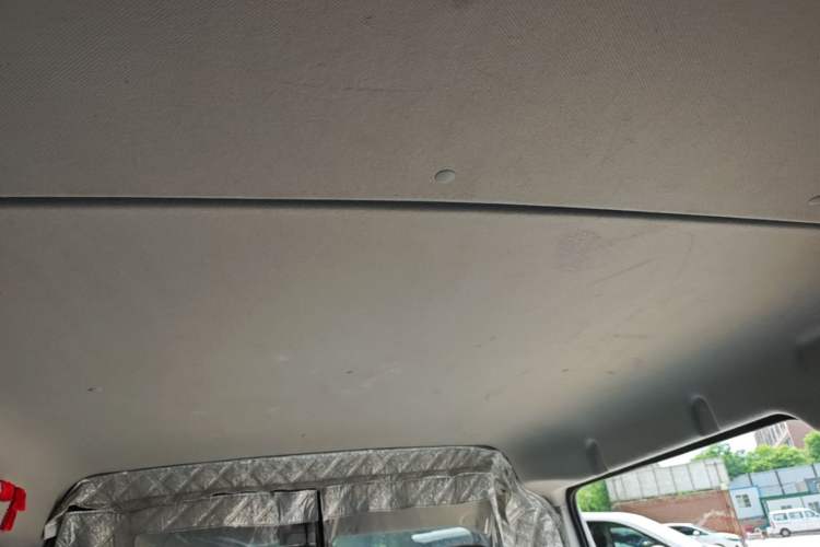 Used Wuling Yangguang 2024 300KM Comfort Version Passenger Van 75kW Headliner