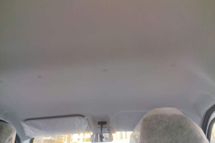 Used Wuling Yangguang 2024 300KM Comfort Version Passenger Van 75kW Headliner