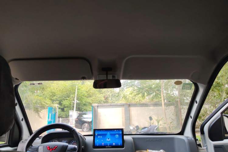Used Wuling Yangguang 2024 300KM Comfort Version Passenger Van 75kW Headliner