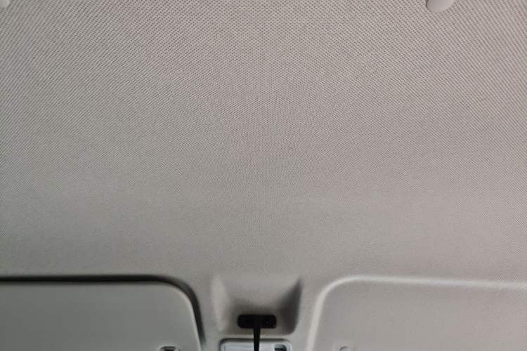 Used Wuling Yangguang 2024 300KM Comfort Version Passenger Van 75kW Headliner