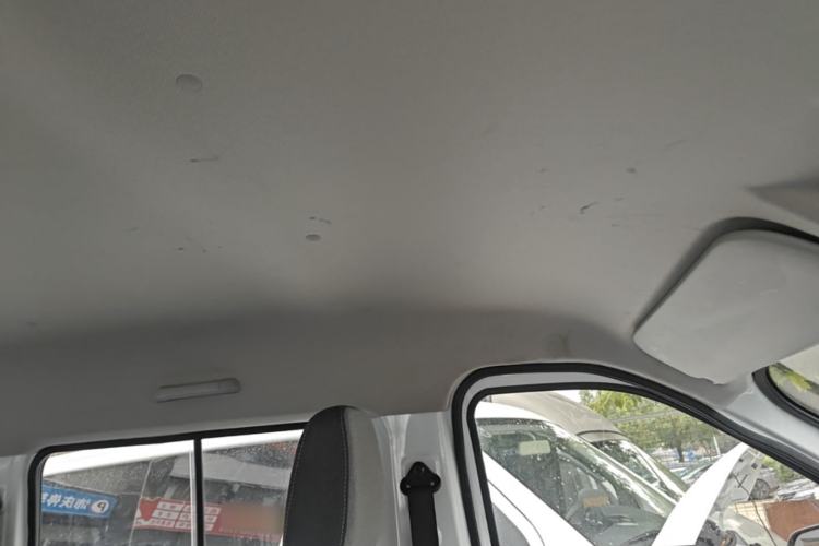 Used Wuling Yangguang 2024 300KM Comfort Version Passenger Van 75kW Headliner