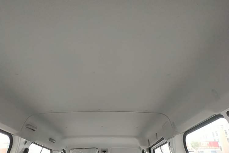Used Wuling Yangguang 2024 300KM Comfort Version Passenger Van 75kW Headliner