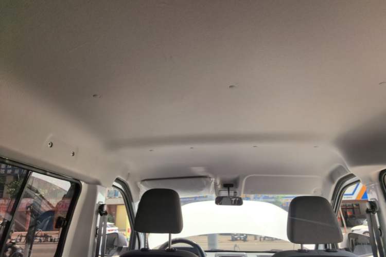 Used Wuling Yangguang 2024 300KM Comfort Version Passenger Van 75kW Headliner