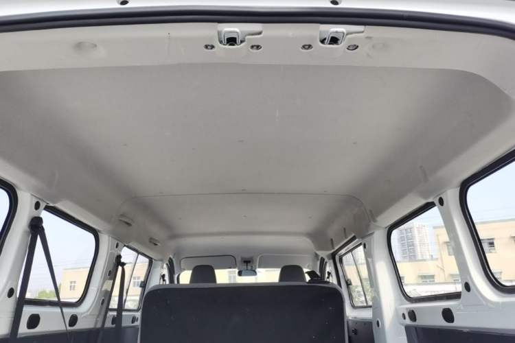 Used Wuling Yangguang 2024 300KM Comfort Version Passenger Van 75kW Headliner