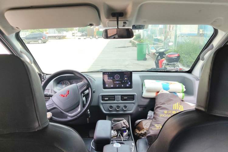 Used Wuling Yangguang 2024 300km Comfort-Grade Passenger Van 60kW Headliner