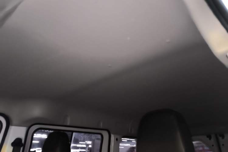 Used Wuling Yangguang 2024 300KM Comfort Version Passenger Van 75kW Headliner