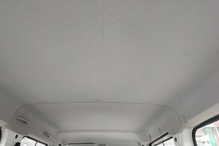 Used Wuling Yangguang 2024 300KM Comfort Version Passenger Van 75kW Headliner