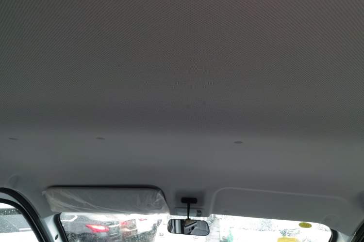 Used Wuling Yangguang 2024 300KM Comfort Version Passenger Van 75kW Headliner