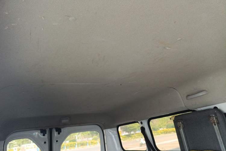 Used Wuling Yangguang 2024 300KM Comfort Version Passenger Van 75kW Headliner