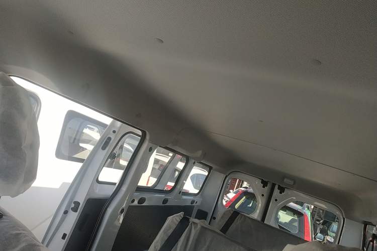 Used Wuling Yangguang 2024 300KM Comfort Version Passenger Van 75kW Headliner