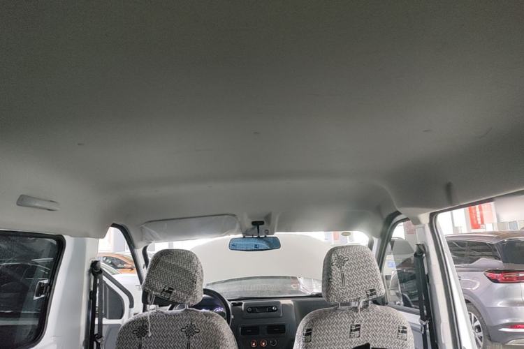 Used Wuling Yangguang 2024 300KM Comfort Version Passenger Van 75kW Headliner