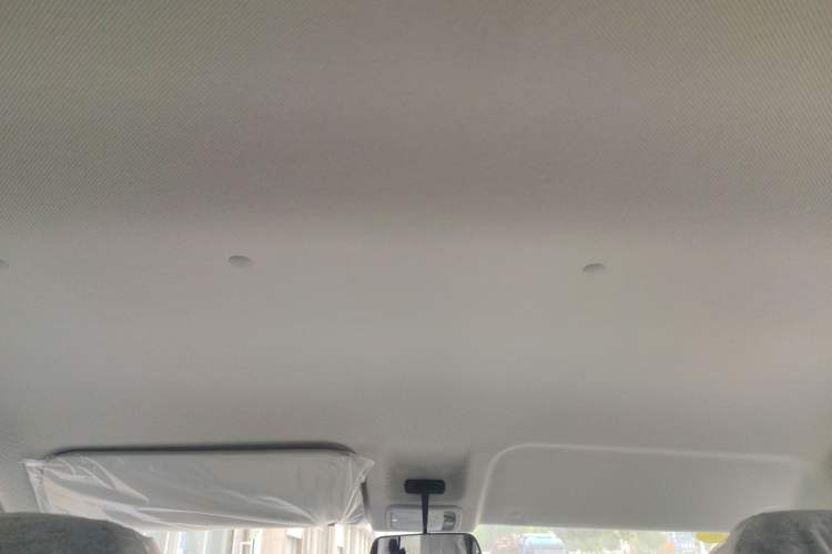 Used Wuling Yangguang 2024 300KM Comfort Version Passenger Van 75kW Headliner