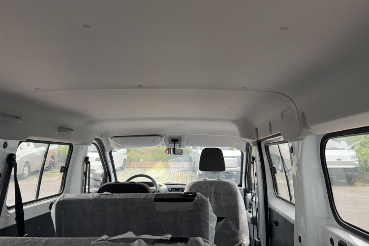 Used Wuling Yangguang 2024 300KM Comfort Version Passenger Van 75kW Headliner
