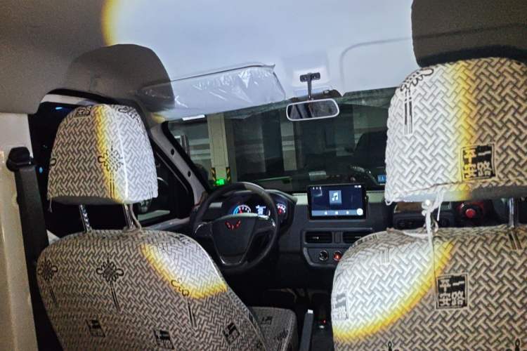 Used Wuling Yangguang 2024 300KM Comfort Version Passenger Van 75kW Headliner