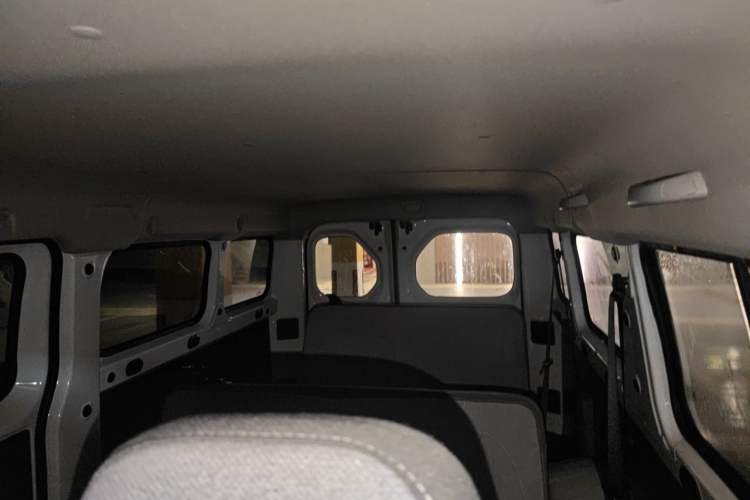 Used Wuling Yangguang 2024 300KM Comfort Version Passenger Van 75kW Headliner