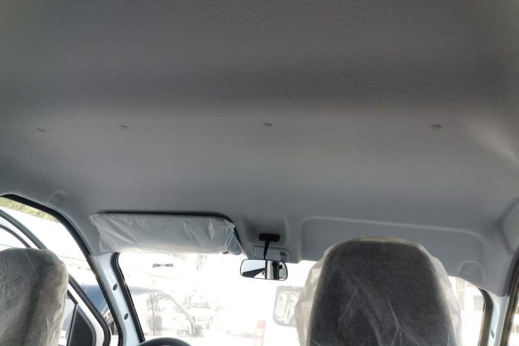 Used Wuling Yangguang 2024 300KM Comfort Version Passenger Van 75kW Headliner