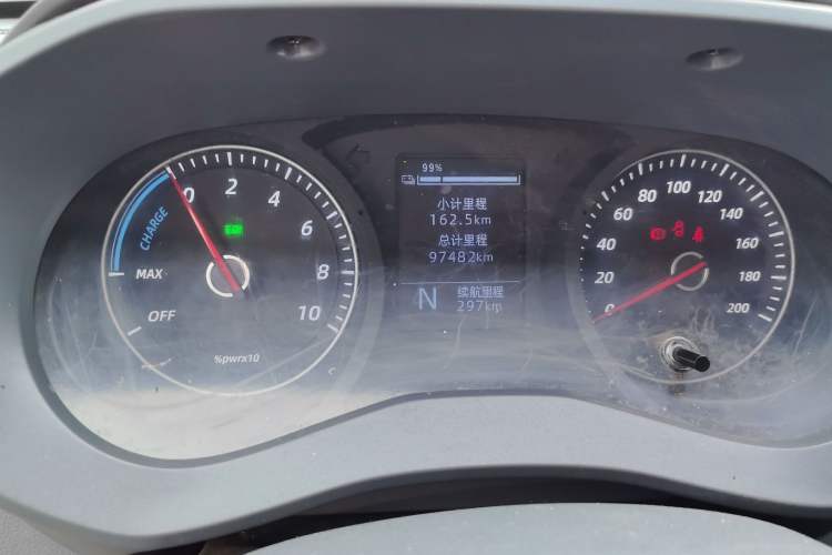Used Wuling Yangguang 2024 300km Comfort Version with Sealed Windows 60kW Instrument Cluster