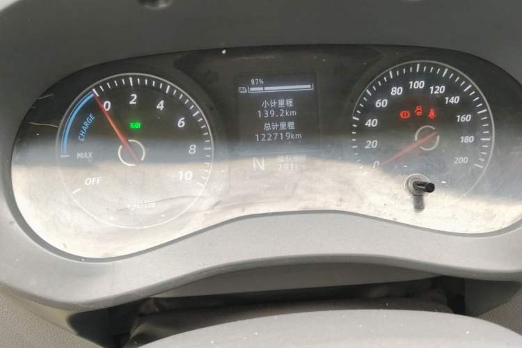 Used Wuling Yangguang 2024 300km Comfort Version with Sealed Windows 60kW Instrument Cluster