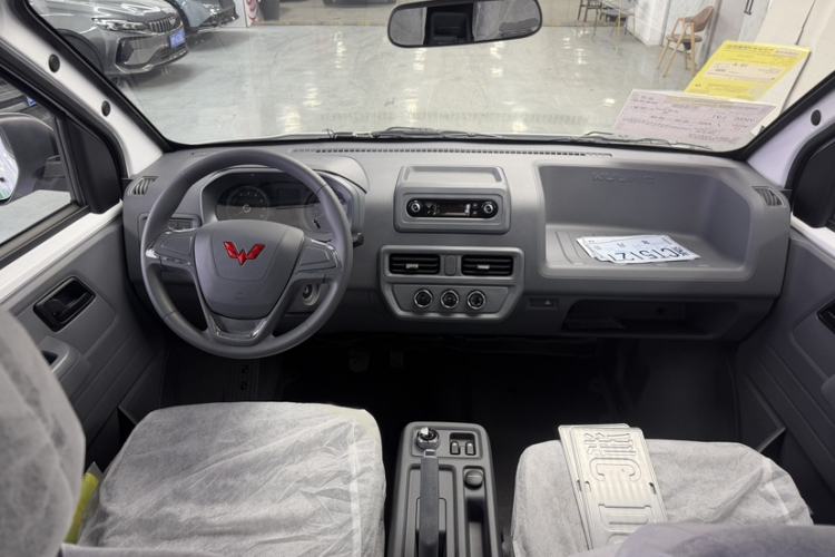 Used Wuling Yangguang 2024 300KM Comfort Version Passenger Van 75kW Interior 1