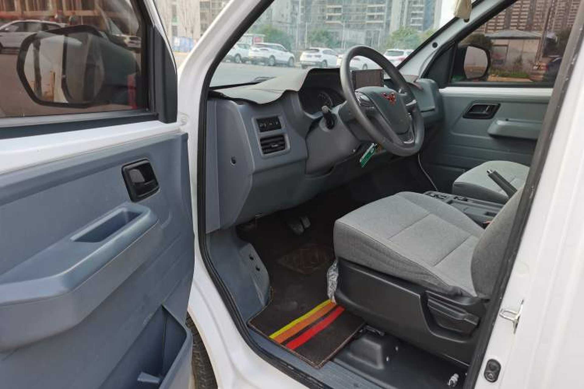 Used Wuling Yangguang 2024 300KM Comfort Version Passenger Van 75kW Interior 1