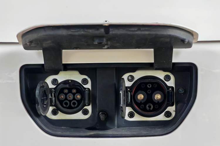 Used Wuling Yangguang 2024 300km Range Practical Window-Sealed Version 60kW Interior 1