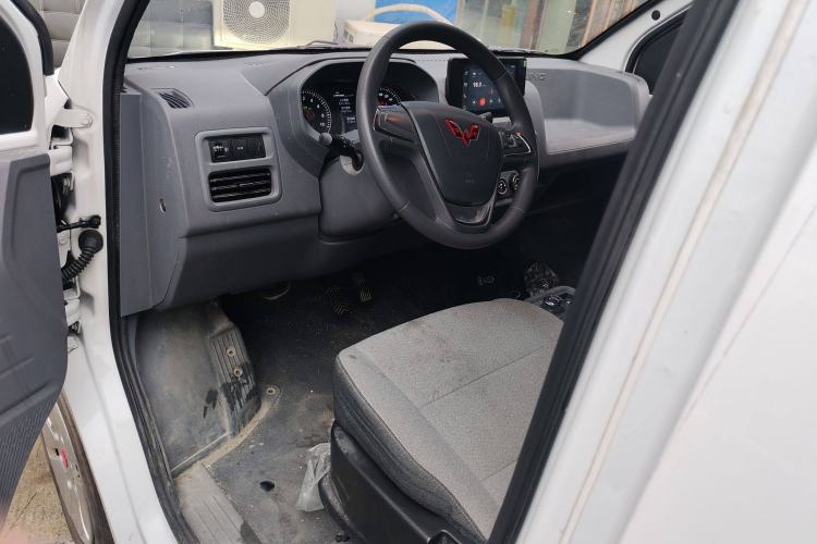 Used Wuling Yangguang 2024 300km Comfort Version with Sealed Windows 60kW Interior 1