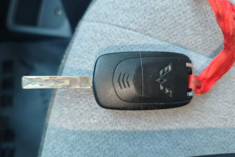 Used Wuling Yangguang 2024 300km Comfort-Grade Passenger Van 60kW Interior 1