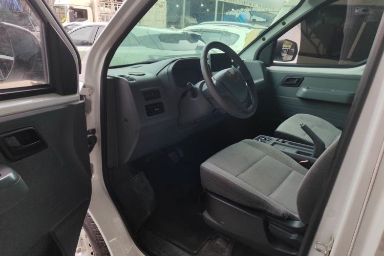 Used Wuling Yangguang 2024 300km Range Practical Window-Sealed Version 60kW Interior 1