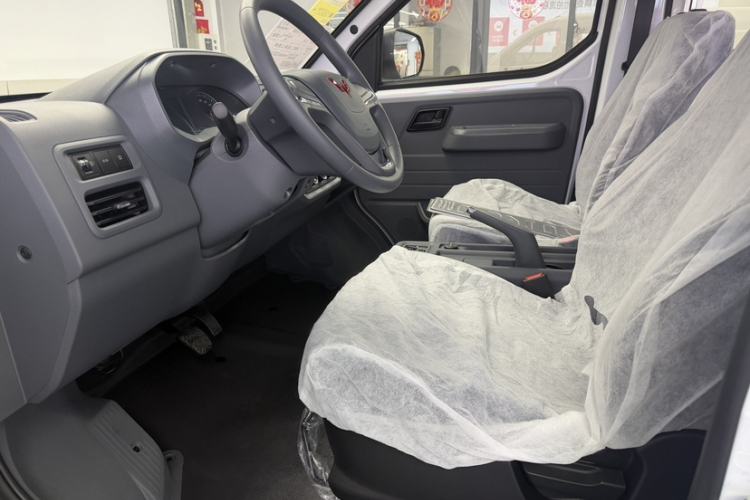 Used Wuling Yangguang 2024 300KM Comfort Version Passenger Van 75kW Interior 1