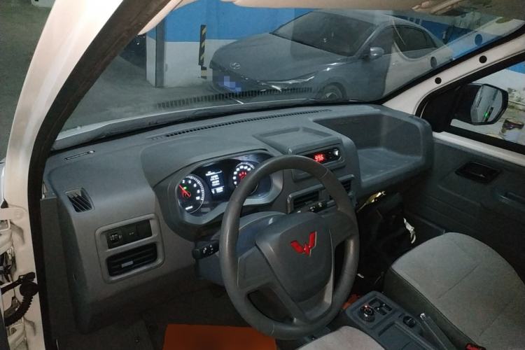 Used Wuling Yangguang 2024 300km Range Practical Window-Sealed Version 60kW Interior 2